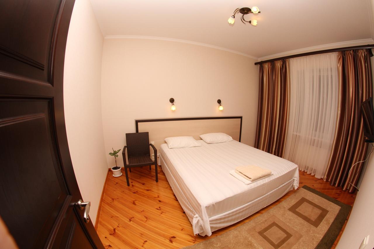 Uyut Hotel Chernihiv Exterior photo