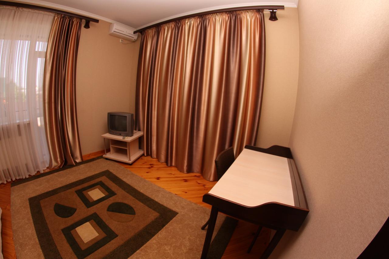 Uyut Hotel Chernihiv Exterior photo