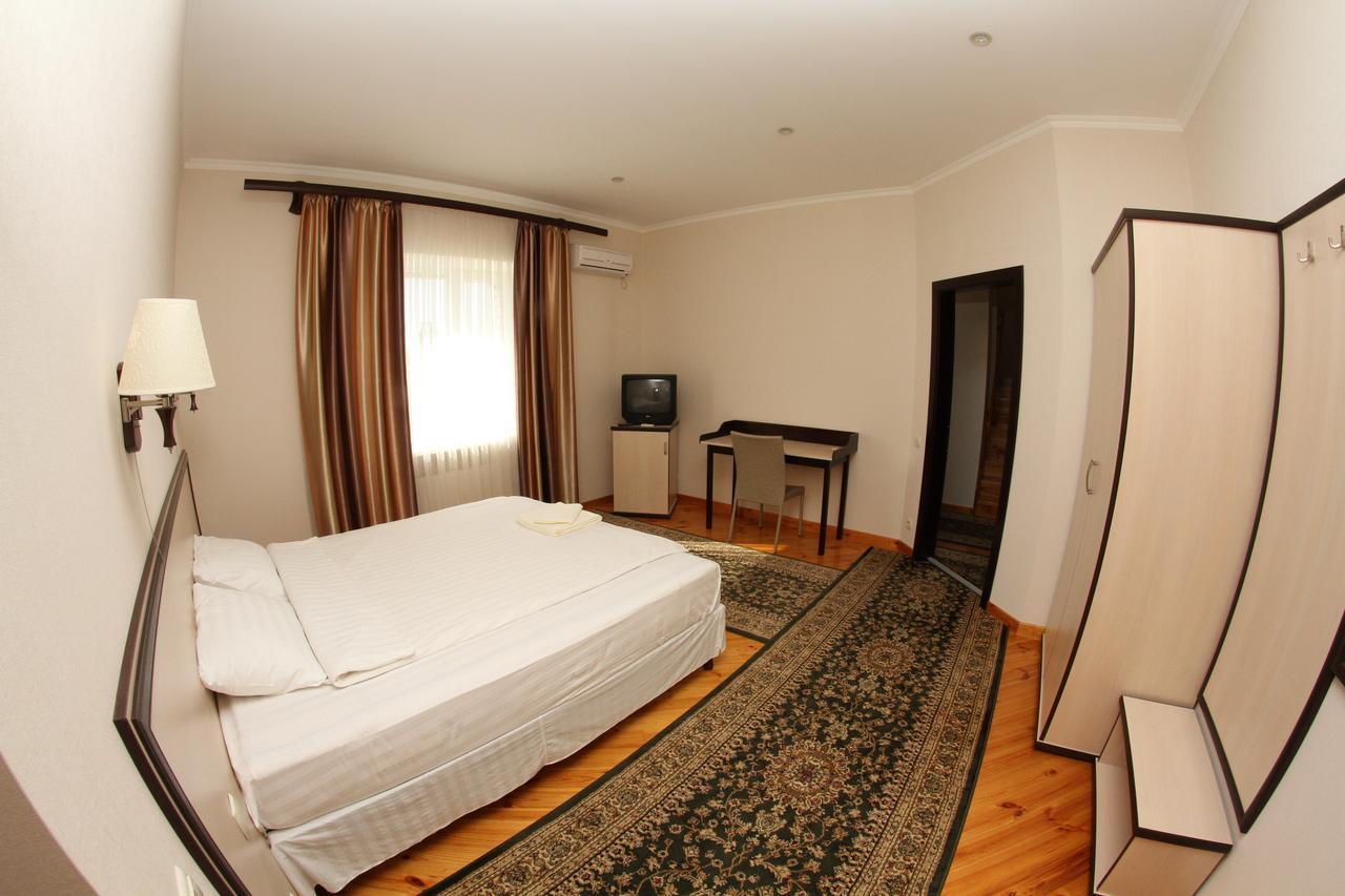 Uyut Hotel Chernihiv Exterior photo
