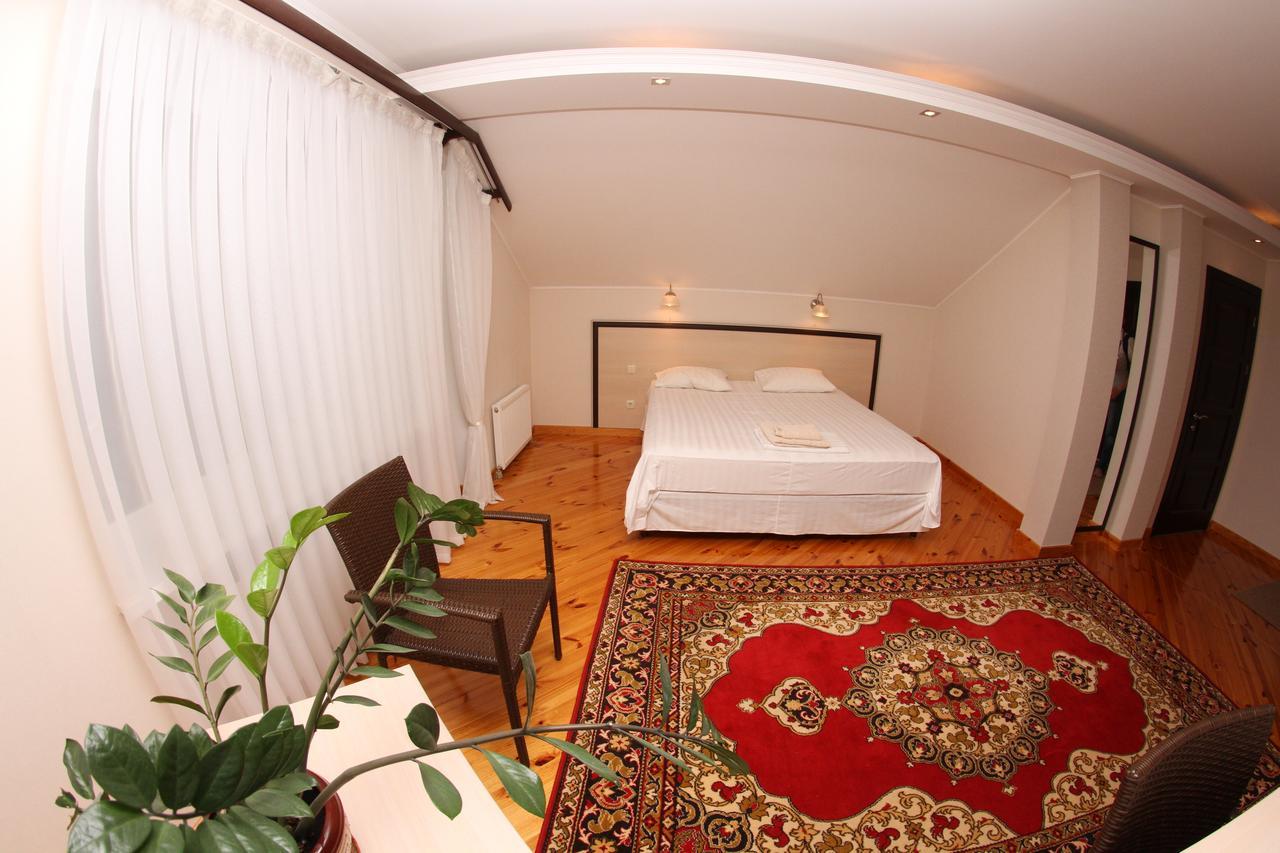 Uyut Hotel Chernihiv Exterior photo