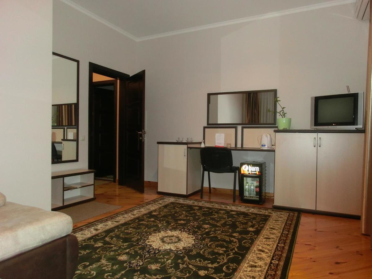 Uyut Hotel Chernihiv Exterior photo