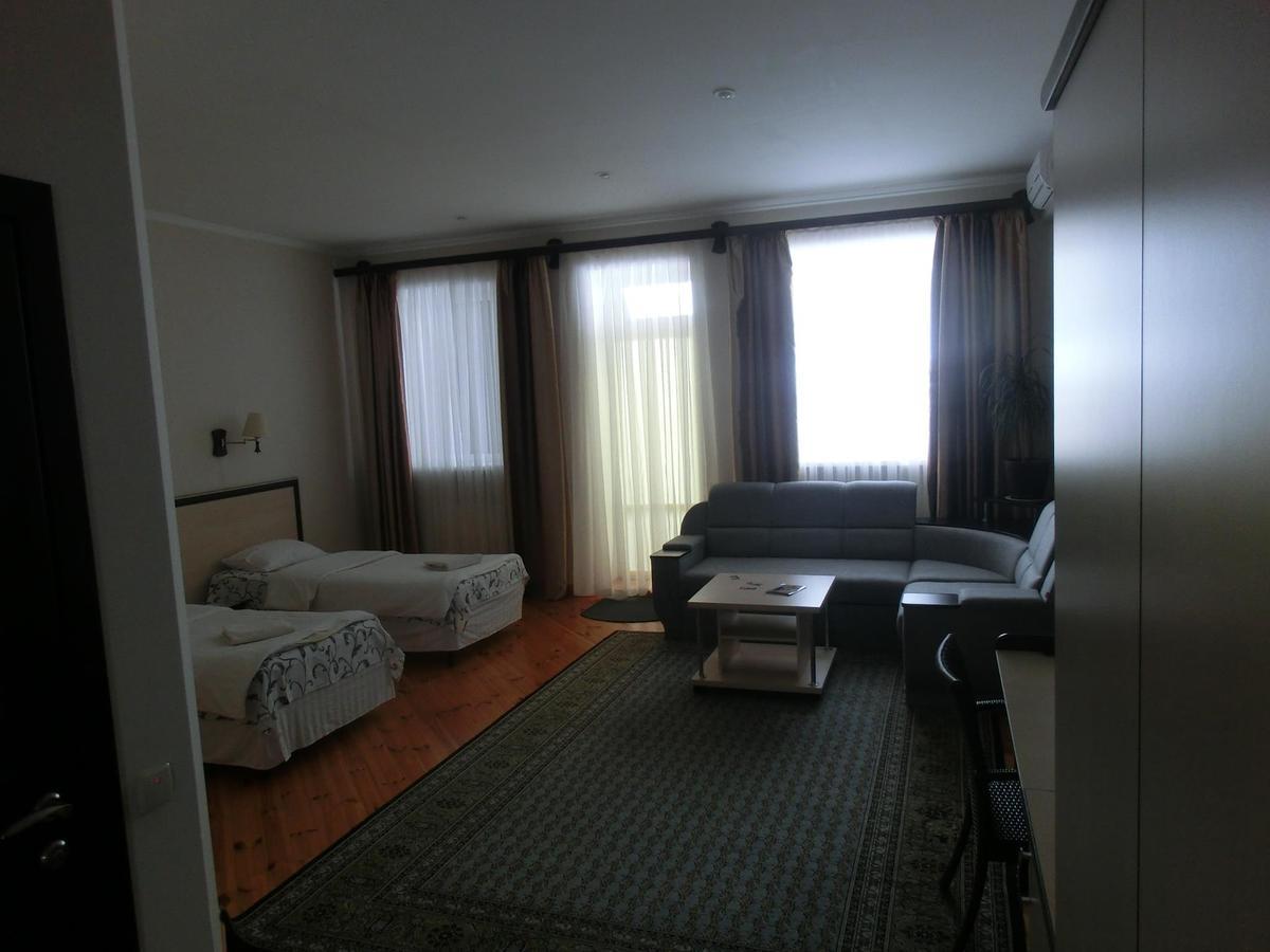Uyut Hotel Chernihiv Exterior photo